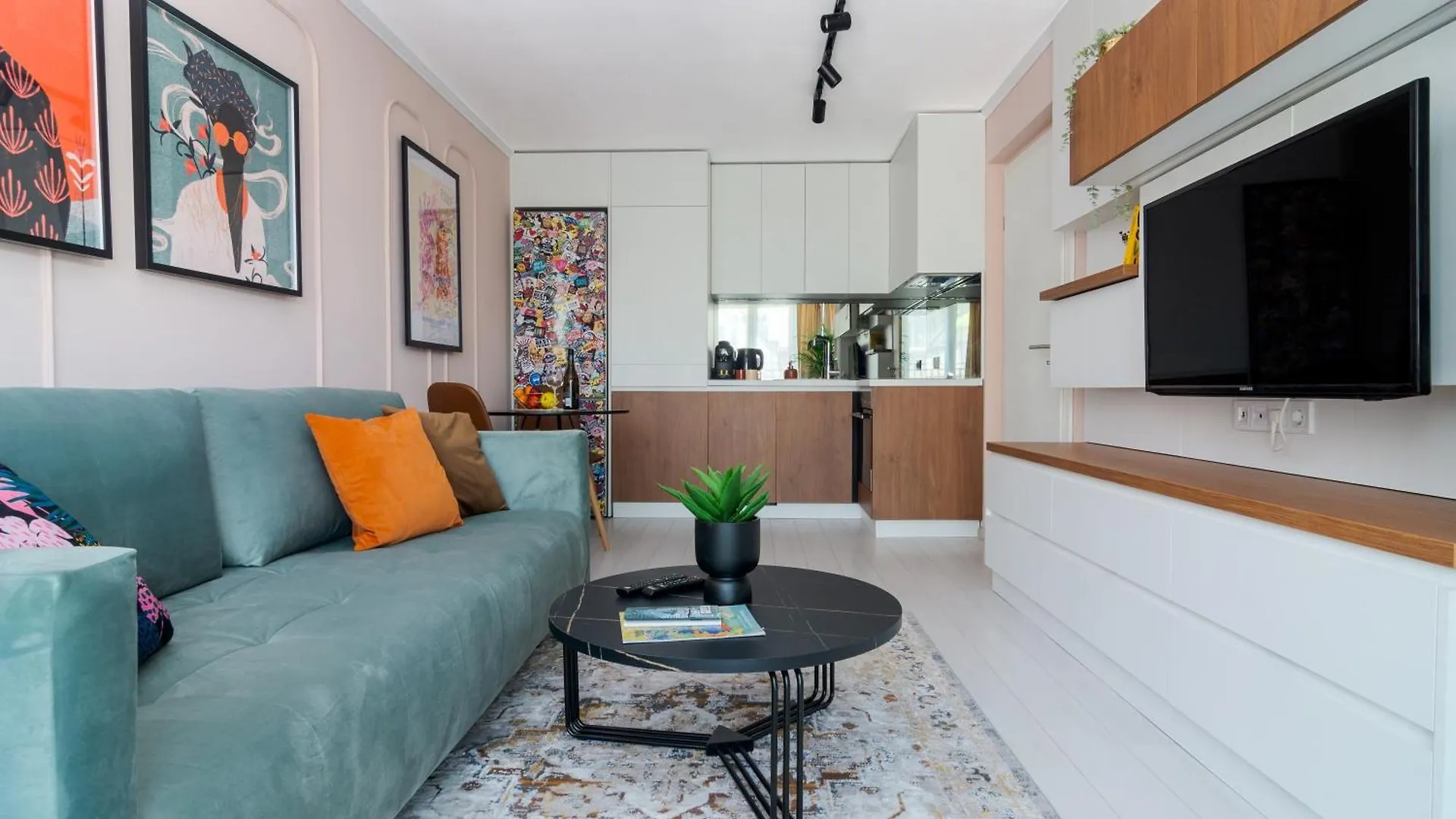 Apartment Maison Coloree - Bright And Cozy Home By Metro And Mall Sofia